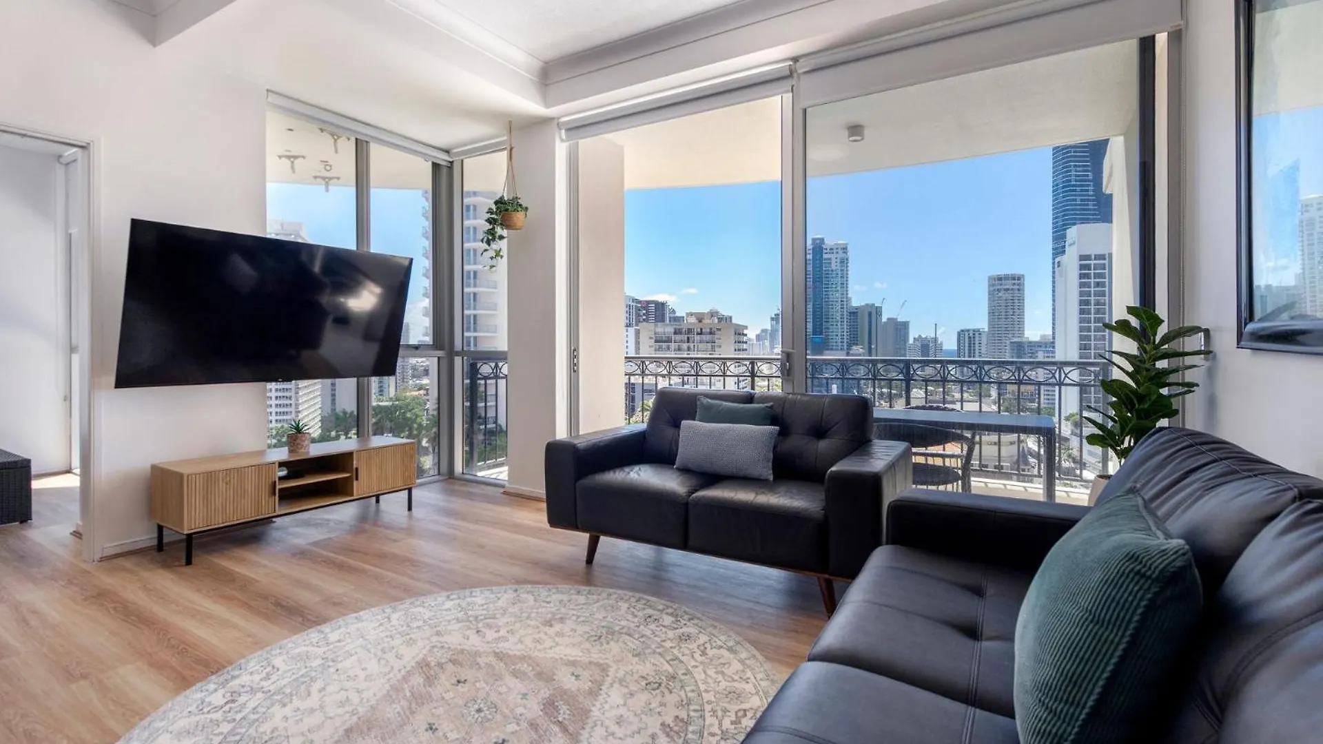 Chevron Renaissance Two Bedroom Ocean Views - Coasthm Gold Coast